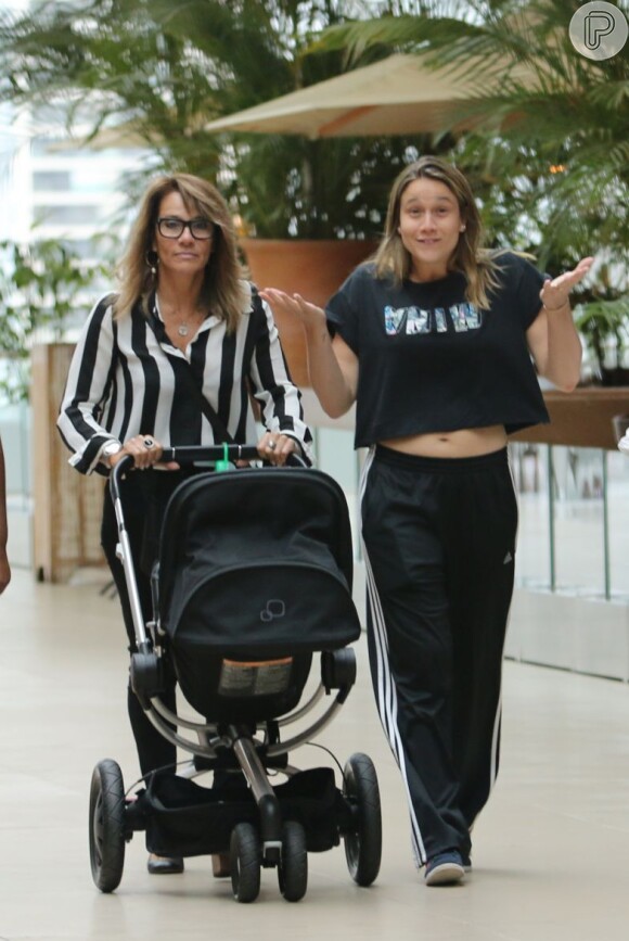 Fernanda Gentil passeia no shopping com o filho, Gabriel, nesta segunda-feira, 18 de janeiro de 2016