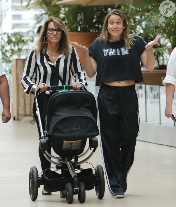 Fernanda Gentil passeia no shopping com o filho, Gabriel, nesta segunda-feira, 18 de janeiro de 2016