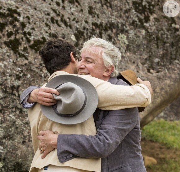 Candinho (Sergio Guizé) e Pancrácio (Marco Nanini) se abraçam, na novela 'Êta Mundo Bom!'