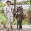 Triste, Candinho (Sergio Guizé) deixa a fazenda em que morou a vida toda, na novela 'Êta Mundo Bom!'