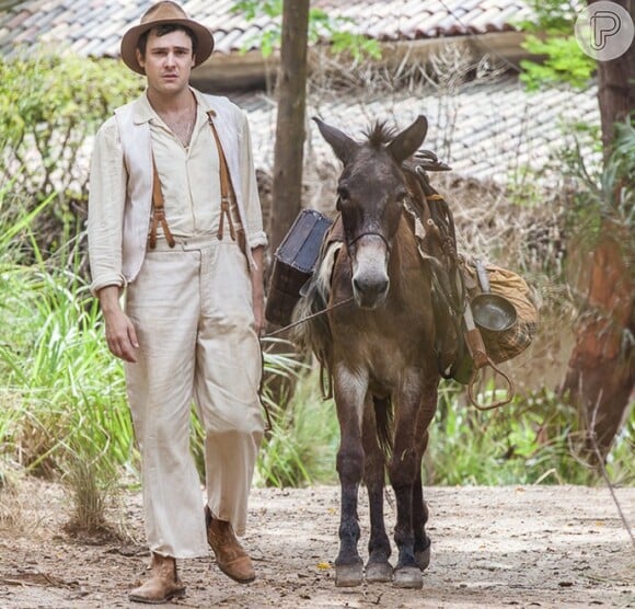 Triste, Candinho (Sergio Guizé) deixa a fazenda em que morou a vida toda, na novela 'Êta Mundo Bom!'