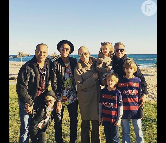 Luciano Huck e Angélica são clicados ao lado dos filhos e da família de Neymar