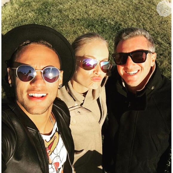 Luciano Huck e Angélica posam com Neymar durante as férias