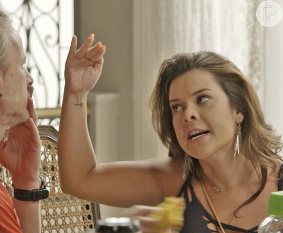 Mel (Fernanda Souza) se irrita com Vavá (Marcello Novaes), na novela 'A Regra do Jogo'