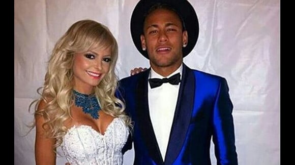 Neymar é apontado como affair da ring girl Jhenny Andrade, diz jornal