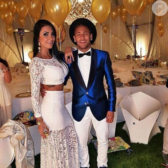 Neymar recebeu várias modelos em sua casa para comemorar a chegada de 2016