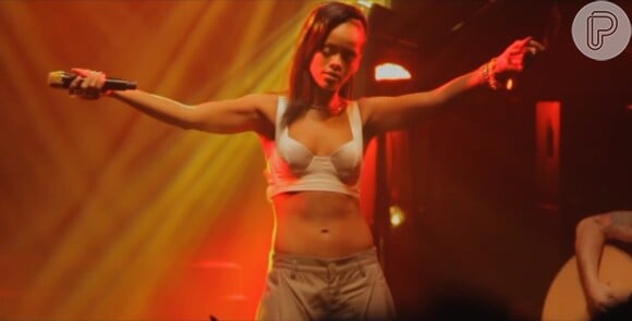 No trailer, Rihanna aparece dando entrevistas, se apresentando, dançando, mas, no fim, não consegue esconder o cansaço