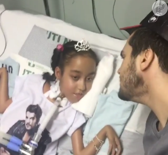Luan Santana visita fã em hospital e canta 'Chuva de Arroz': 'Presente foi meu'