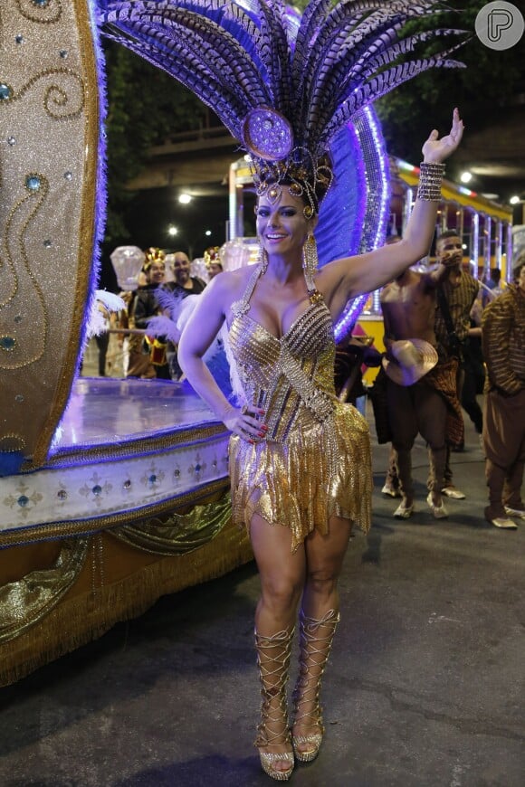 Viviane durante desfile cenográfico em "Império"