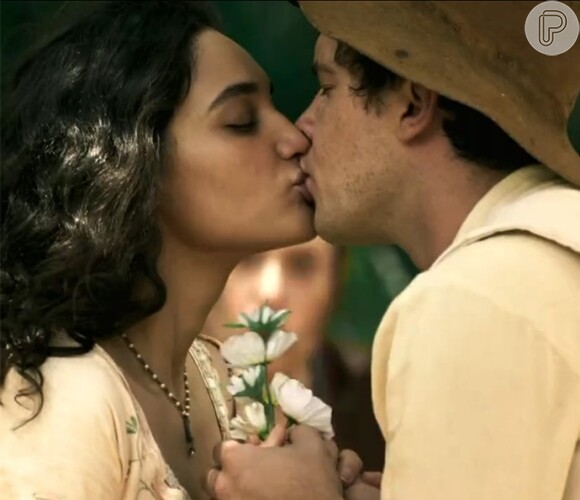 Candinho (Sergio Guizé) vê Filomena (Débora Nascimento) perto da Taxi Dancing e os dois se reencontram, na novela 'Êta Mundo Bom!'