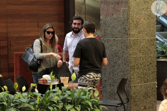 Giovanna Antonelli foi clicada enquanto passeava no shopping com um amigo
