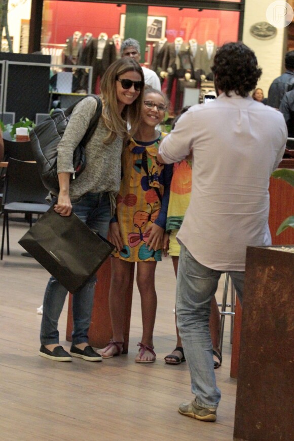 Giovanna Antonelli atendeu aos pedidos de fotos dos fãs em shopping da Barra
