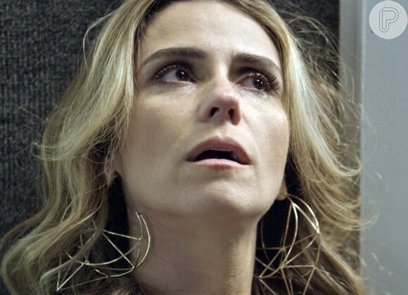 Atena (Giovanna Antonellli) consegue escapar da tortura do ex e cai nas mãos de Gibson (José de Abreu), na novela 'A Regra do Jogo'