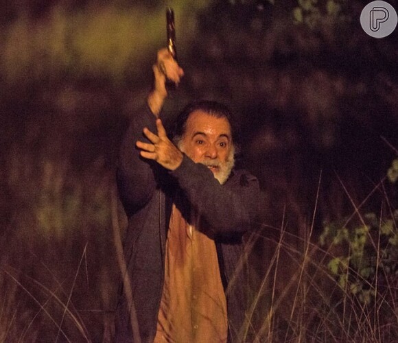 Zé Maria (Tony Ramos) leva um tiro ao fugir dos capangas da facção e cai de um penhasco, na novela 'A Regra do Jogo', em 20 de janeiro de 2016
