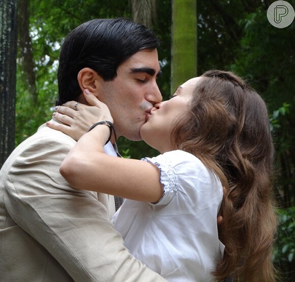 Leandro (Pedro Brandão) e Maria (Bianca Bin) são namorados e estão apaixonados, na novela 'Êta Mundo Bom!'