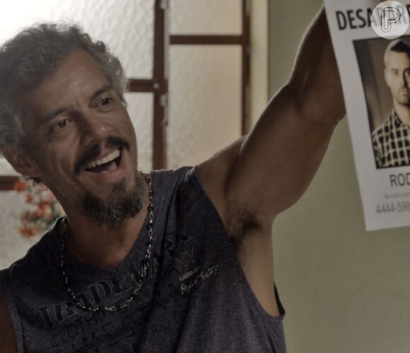 Juca (Osvaldo Mil) descobriu que César (Carmo Dalla Vecchia) está sendo procurado, na novela 'A Regra do Jogo'