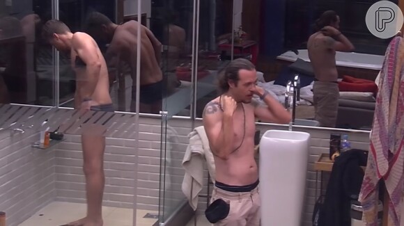 Tamiel se espera para tomar banho no banheiro da casa do 'BBB 16'