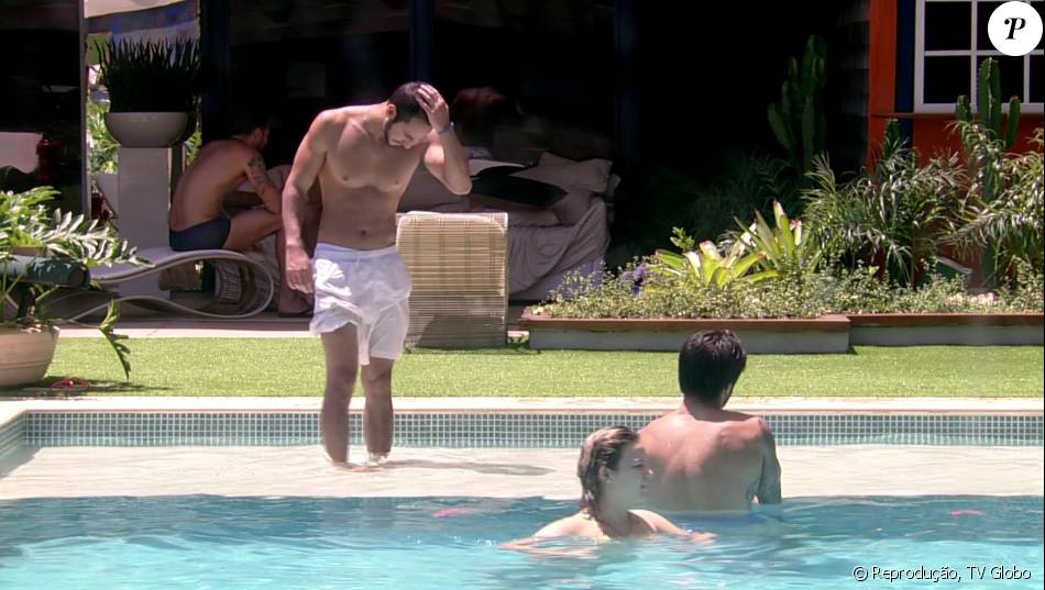 Matheus Toma Banho De Piscina Usando Short Purepeople