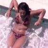 Juliana exibe curvas enquanto relaxa na piscina do 'BBB'