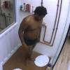 Ronan durante banho dentro da casa do 'Big Brother Brasil 16'