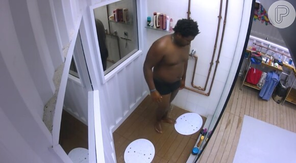 Ronan durante banho dentro da casa do 'Big Brother Brasil 16'