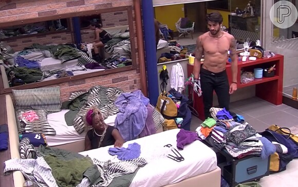 Renan mostra barriga musculosa durante conversa no quarto do 'BBB 16'
