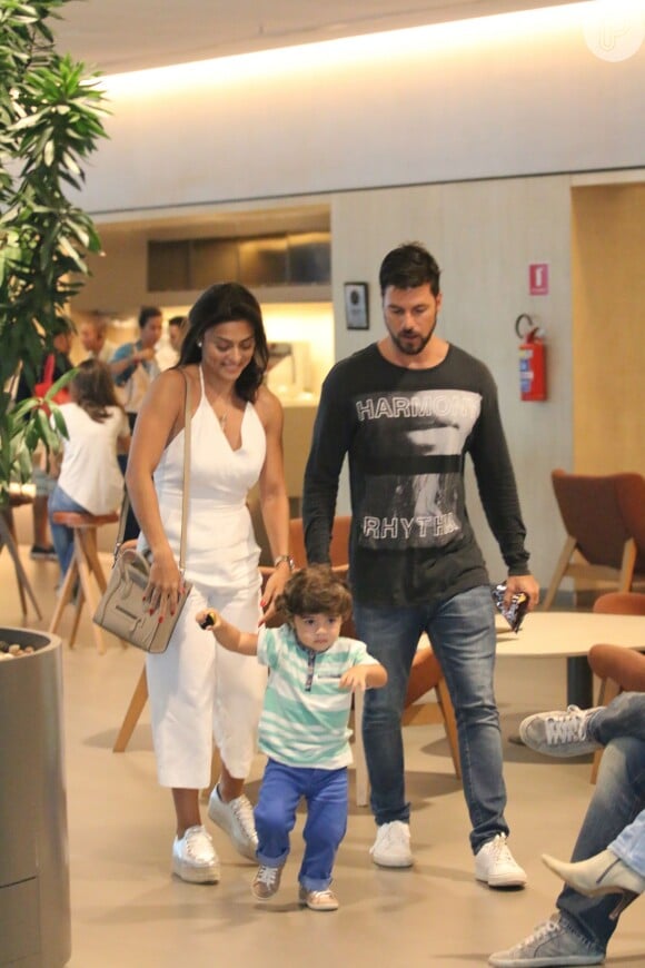 Juliana Paes passeia com os filhos Pedro e Antônio e o marido