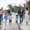 Juliana Paes passeia com os filhos Pedro e Antônio e o marido em shopping na Barra da Tijuca, Zona Oeste do Rio de Janeiro