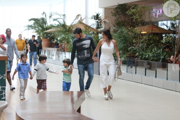Juliana Paes passeia com os filhos Pedro e Antônio e o marido em shopping na Barra da Tijuca, Zona Oeste do Rio de Janeiro