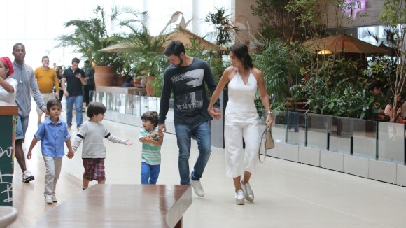 Juliana Paes passeia com filhos, Pedro e Antonio, e o marido no shopping. Fotos!