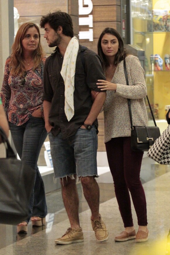 Felipe Simas no shopping com a mulher, Mariana Uhlmann e a mãe, Ana Paula Sang