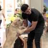 Rodrigo Simas se divertiu com um cachorro durante o passeio no shopping nesta quarta-feira (20)