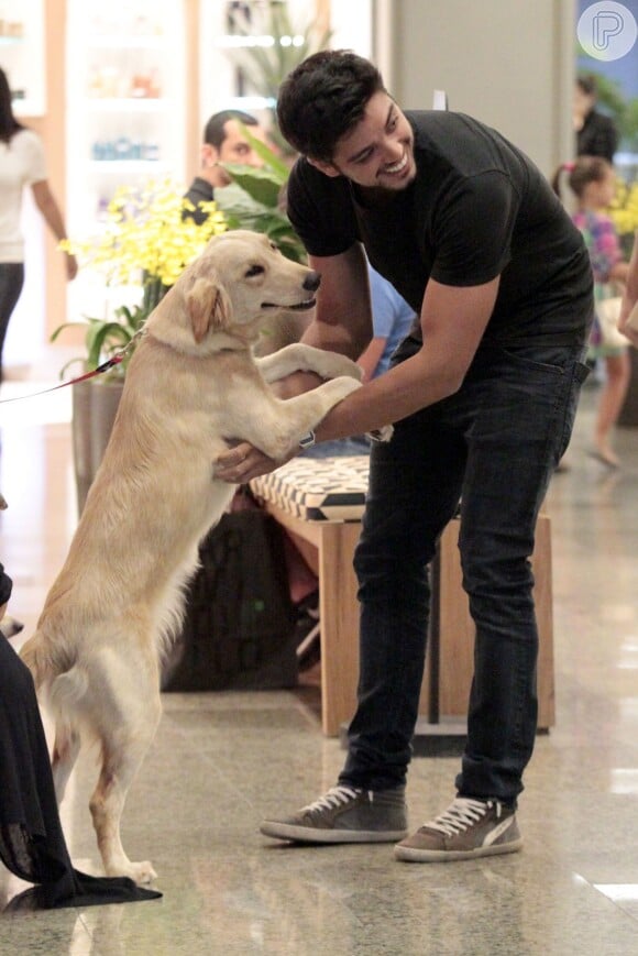 Rodrigo Simas se divertiu com um cachorro durante o passeio no shopping nesta quarta-feira (20)