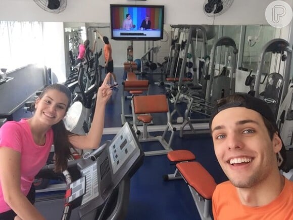 Em outra foto, Camila Queiroz apareceu na academia com o namorado, Lucas Cattani