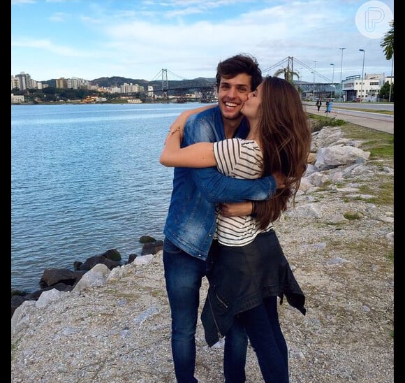 Em outra foto com o namorado, Lucas Cattani, no Twitter, Camila Queiroz escreveu o trecho da música 'Que Sorte a Nossa', da dupla Matheus e Kauan: 'Tantos sorrisos por aí, você querendo o meu. Tantos olhares me olhando e eu querendo o seu'