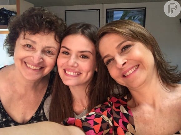 Em clique compartilhado por Camila Queiroz no Twitter, ela aparece com Ana Lúcia Torre e Drica Moraes, avó e mãe da atriz na novela 'Verdades Secretas'