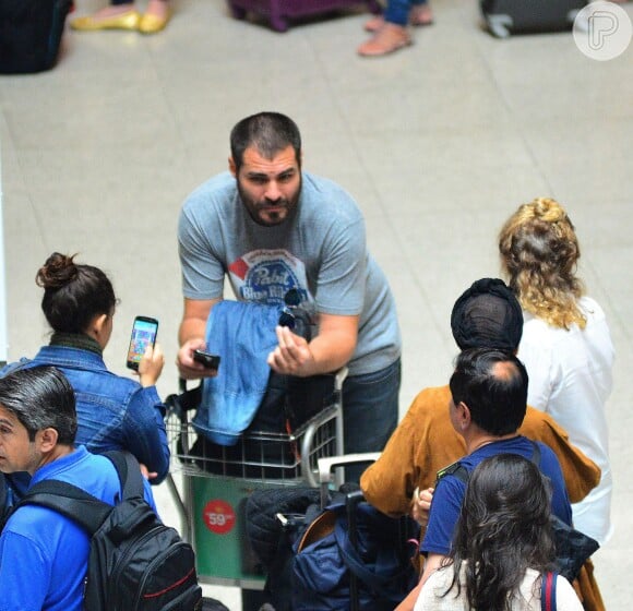Thiago Lacerda foi fotografado em fila de embarque de aeroporto