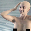 Penélope Cruz deixa os seios à mostra e surge careca em filme sobre câncer de mama
