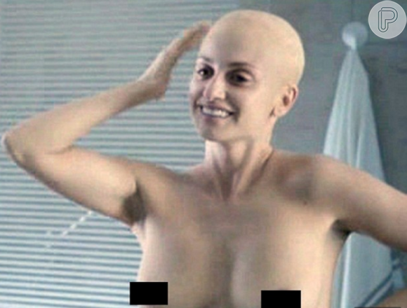Penélope Cruz deixa os seios à mostra e surge careca em filme sobre câncer de mama