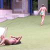 'BBB16': Munik, Ronan e Maria Claudia rolam na grama antes de cair na piscina, nesta quinta-feira, 21 de janeiro de 2016
