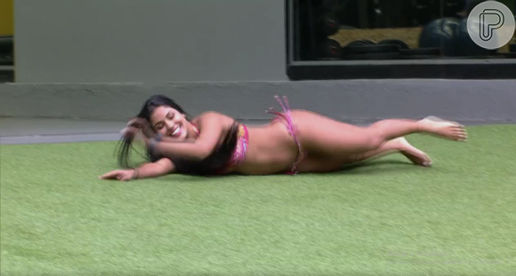 'BBB16': Munik, Ronan e Maria Claudia rolam na grama antes de cair na piscina, nesta quinta-feira, 21 de janeiro de 2016