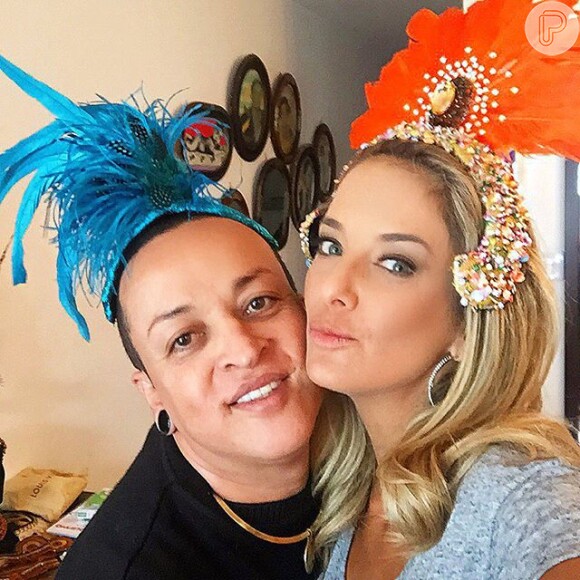 O estilista Walerio Araújo, responsável pelo arranjo carnavalesco do look de Ticiane, posa com a amiga em clima de folia