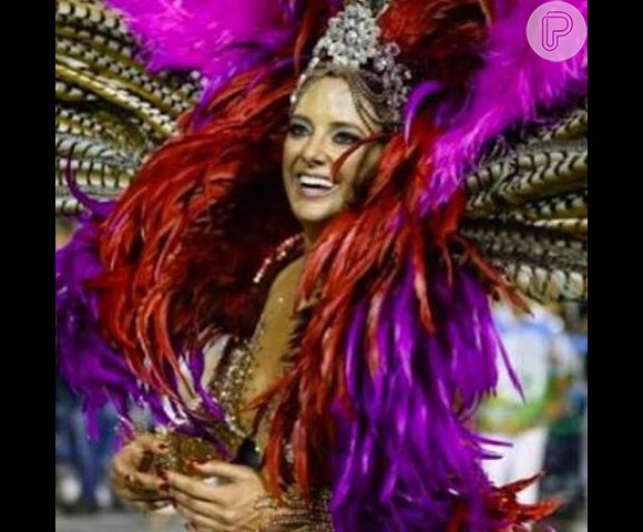 A apresentadora postou uma foto relembrando o desfile de 2014 pela Vila e escreveu: 'Em cima da hora é mais gostoso'