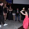 Mel Maia dança na pista com Tiago Abravanel
