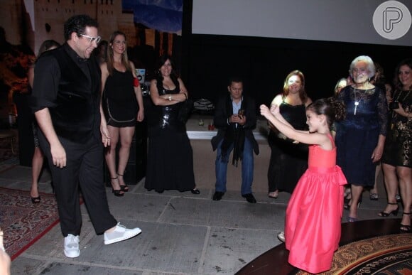 Mel Maia dança na pista com Tiago Abravanel
