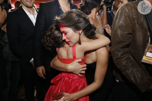 Bianca Bin abraça Mel Maia em festa de lançamento de 'Joia Rara'