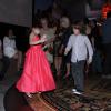 Mel Maia dança com amigo na pista em festa de lançamento de 'Joia Rara'