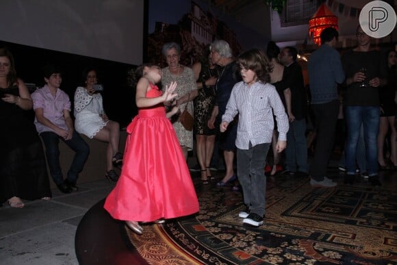 Mel Maia dança com amigo na pista em festa de lançamento de 'Joia Rara'