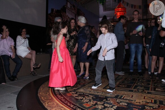 Mel Maia se diverte na pista de dança em festa de lançamento de 'Joia Rara'