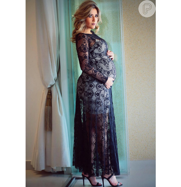 No 8º mês de gestação, Jéssica publicou foto elegante em vestido de renda e se declarou: 'Ser mãe é algo mágico'